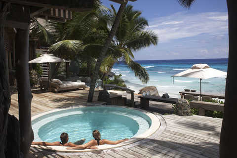 距离塞舌尔马埃岛大约20分钟飞行航程的北岛是游客远离现代都市喧嚣的最佳选择。费用：4570欧元（约合人民币37064元）/天（双人游）