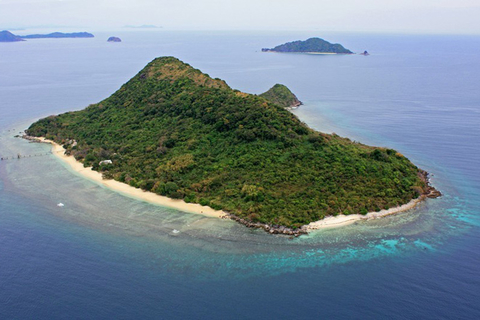 距离菲律宾首都马尼拉大约90分钟飞行航程、占地120公顷的Ariara Island岛上设有8座豪华的别墅。在这里游客不仅能感受大自然的无限魅力，还能尽情享受冲浪、潜水等水上运动带给您的快乐。费用：2700-5800美元（约合人民币16791-36070元）/天