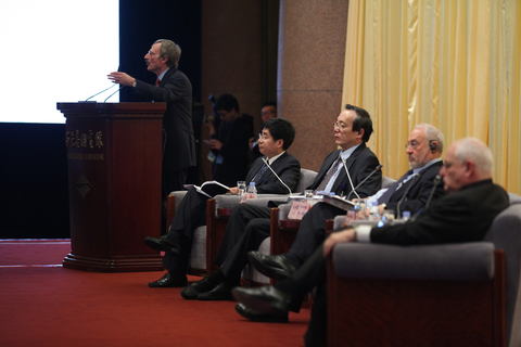2013年3月23日，中国发展高层论坛2013年会在北京钓鱼台国宾馆开幕。图为斯坦福大学教授迈克尔·博斯金发言。    财新记者/牛光   摄