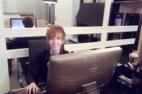 郭敬明，老板工龄：2004年至今。产业：上海最世文化发展有限公司、上海柯艾文化传播有限公司，年收入3亿元以上。