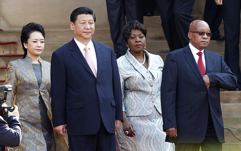 3月26日，南非比勒陀利亚，国家主席习近平开展国事访问。图为南非总统祖马为习近平一行举行欢迎仪式。   Siphiwe Sibeko/REUTERS