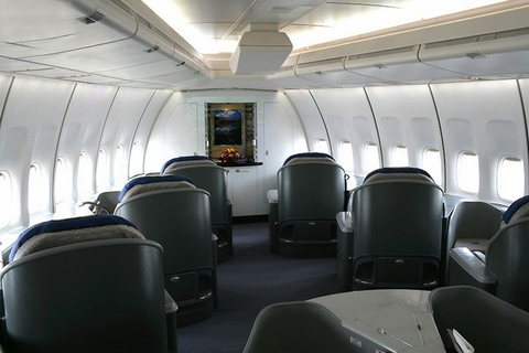 前舱：位于下层客舱前端驾驶舱正下，安置有10个可135°半平躺的座椅，呈鱼骨状排列，这个舱段为领导人乘坐的舱段，其座椅部署也会根据不同的需要进行调整。