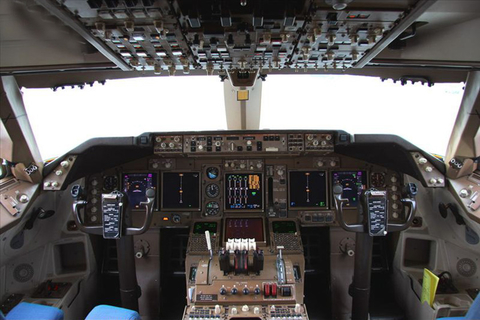 驾驶舱：位于上层客舱前端，该型客机属于玻璃化座舱，原来老旧的仪表已被几块屏显替代。