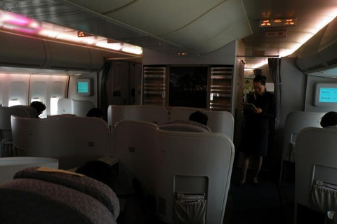 头等舱：下层客舱中段，随行的重要部门领导一般坐在中段，这里在执飞专机任务时会稍作改装的，偶尔也会在这里开个圆桌会之类的。