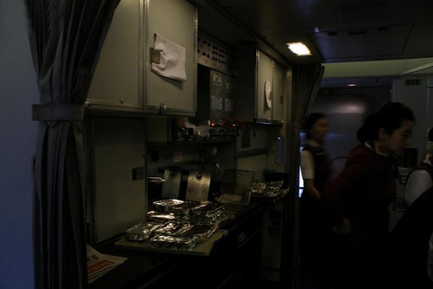 厨房：位于下层客舱两舱之间。