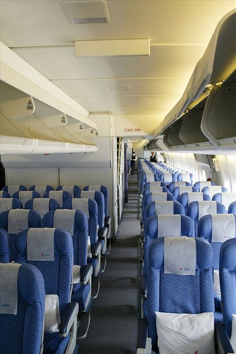 经济舱：下层客舱后段，每次出访时需要大量的随行人员，一些翻译、保镖、记者等等就会被安置在后舱，3-4-3座位布局。