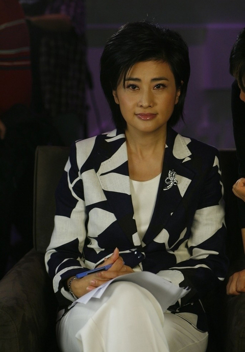 凤凰卫视首席新闻主播吴小莉在进入电视台之前，曾做过一段时间的空姐，通过一段时间的工作，发现自己会晕机后，只能离开空姐这个职业。