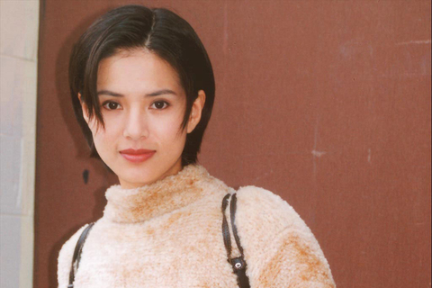 港版《神雕侠侣》使李若彤饰演的小龙女形象在影迷心中拥有了不可动摇的地位。但李若彤在成为“玉女掌门人”之前，曾做过一段时间空姐。