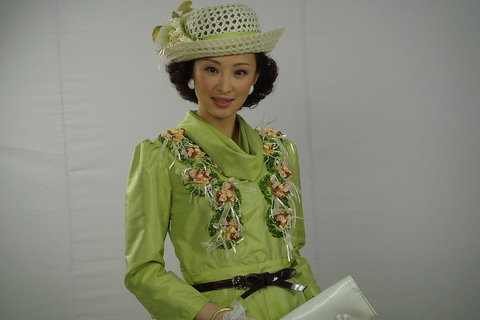 林静8岁后与父亲相依为命，17岁陪朋友应征空姐在无心插柳柳成荫之下跃身一变成了空姐，继而拍广告，随后当上了电影电视名演员。