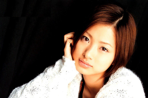 上户彩，1997年在第7届全日本国民的美少女比赛中获得审查员特别赏。2005年开始在广告界展露头角，多次获得广告女王称号。2010年主演《绝对零度》《流星》等日剧，获得好口碑和收视。出道以来一直有着健康甜美的形象和亲和力，被誉为日本国民的当红人气偶像。