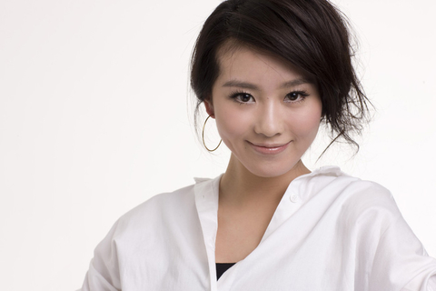 毕业于北京舞蹈学院芭蕾舞专业的刘诗诗，其实学芭蕾舞有13年，但是一次偶然的机会她却“误闯”进了演艺圈。而此后凭借出演《仙剑三》最受玩家关注，具有双重人格的红蓝龙葵，刘诗诗一炮而红。