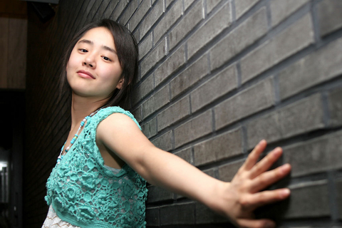 作为韩国的“国民妹妹”，前些年一部《我的小小新娘》让清纯可爱的文根英成为最炙手可热的一线女星。