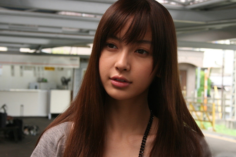 杨颖有四分之一的德国血统，因为家人称她做Baby，故有AngelaBaby这个称号。这位年纪轻轻的“嫩模”，善于戴上彩色隐形眼镜，并涂上娇艳欲滴的水晶唇，凭借清纯性感兼备，成功站稳娱乐圈。加上她跟“海绵蛋糕”黄晓明的绯闻藕断丝连，颇引起媒体关注。