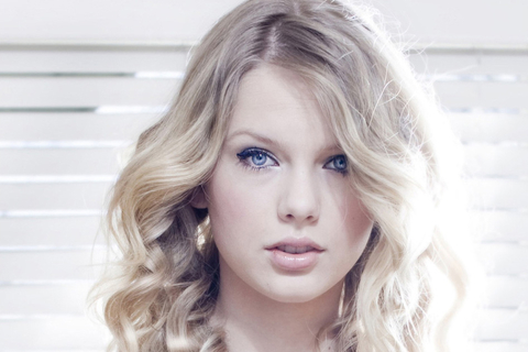 作为美国乃至全世界最当红的“乡村小天后”，泰勒·斯威夫特的人气不输布兰妮、碧昂斯、Ladygaga等一线天后，美国唱片销量的冠军证明了一切。凭借着超高的人气，出道没几年的泰勒已经疯狂吸金4500多万美元。