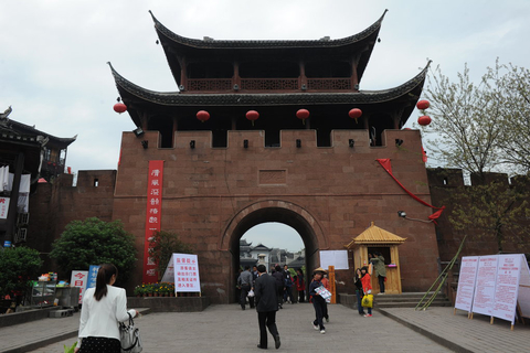 湖南凤凰古城设卡查门票