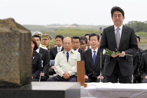 日本首相硫磺岛跪拜二战日军遗骸