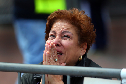 据新华社消息，美国波士顿警方4月15日证实，正在进行马拉松比赛的波士顿当天下午发生3起爆炸，现已造成两人死亡，另有至少23人受伤。也有美国媒体报道，受伤者人数已上升到100多人。波士顿马拉松比赛是年度体育赛事，每年都会吸引大批选手和观众参与，今年约有2.7万人参赛。