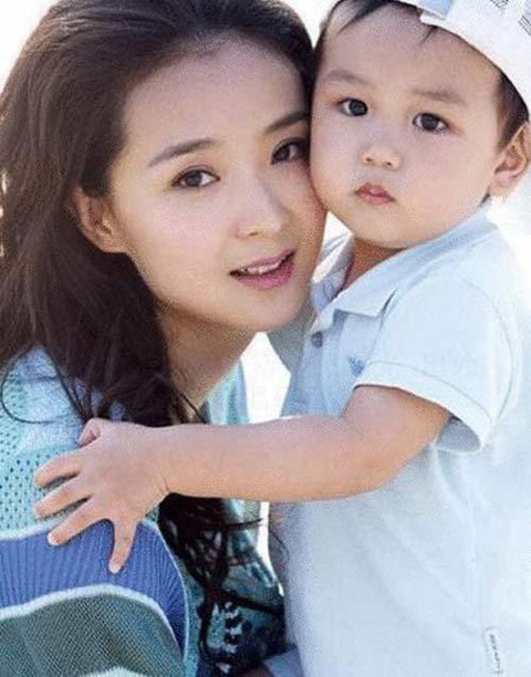 王艳和她的儿子。