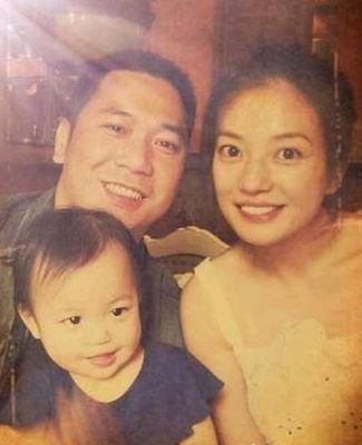 赵薇一家三口。