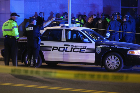 当地时间4月18日深夜，波士顿美国麻省理工学院发生枪击案，至少一名警察遭到枪击，送往医院后已不治身亡。  东方IC