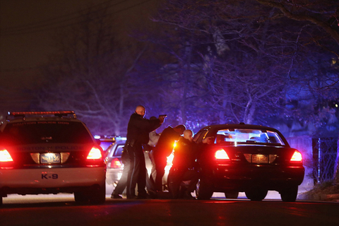 当地时间4月18日深夜，波士顿美国麻省理工学院发生枪击案，至少一名警察遭到枪击，送往医院后已不治身亡。  东方IC