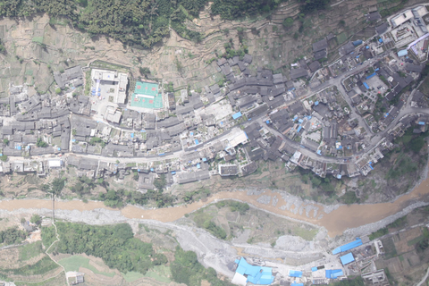 2013年4月20日下午4时30分左右，四川省测绘应急指挥平台超大屏幕上显示着“芦山县太平镇震后无人机影像”，这是雅安7级地震后首张灾区航拍实景图，当地32平方公里的受灾情况一览无遗。    图片来源：成都商报