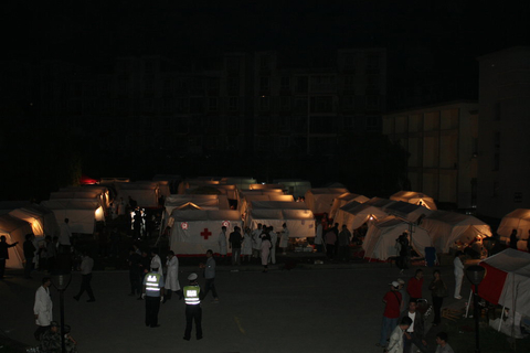 4月20日，四川雅安，震区第一夜，芦山县体育馆安置帐篷内灾民生活。   吴其楷/CFP