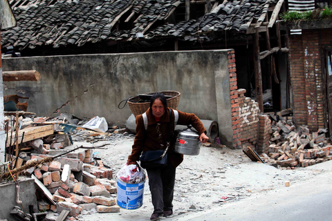 4月21日，四川芦山县龙门乡，地震后村民房屋被毁坏。     牛光/财新记者