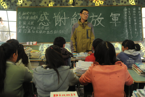 雅安芦山县震区首所帐篷学校复课