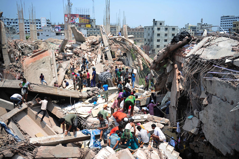 当地时间4月24日，孟加拉国首都达卡郊区一幢8层大楼倒塌，目前已造成至少83人死亡、700多人受伤。据了解，楼内有数家制衣厂和一家购物中心，大楼倒塌时楼内约有2，000人。  MUNIR UZ ZAMAN/东方IC