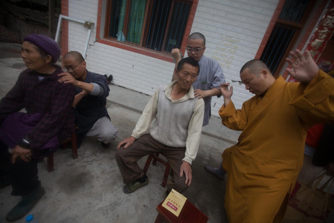 嵩山少林寺僧人芦山县救灾