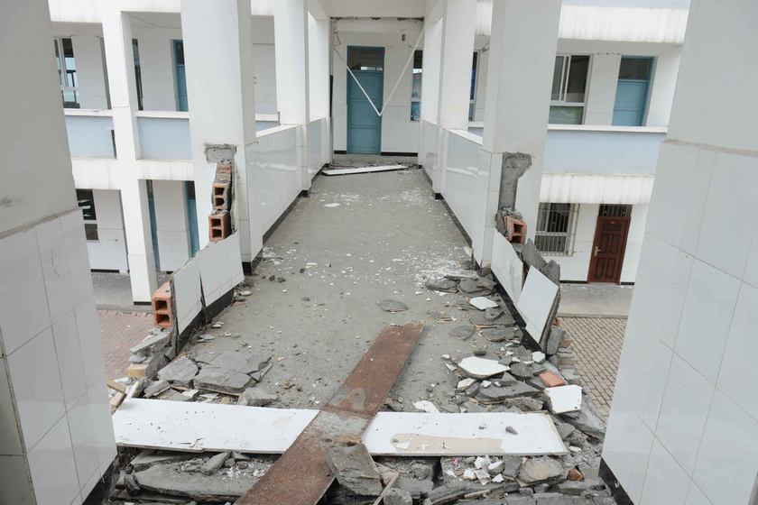 汶川地震学校倒塌图片图片