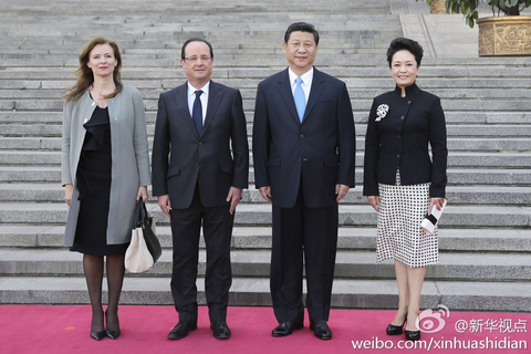 4月25日上午，法国总统奥朗德乘专机抵达北京，开始对中国进行国事访问。奥朗德将会晤中国国家主席习近平和总理李克强，这是中国新领导人上任后首次接待正式到访的西方大国元首。除访问北京外，奥朗德还将访问上海，并出席上海交大—法国巴黎高科卓越工程师学院成立仪式。图为习近平与夫人彭丽媛，和奥朗德及其女友瓦莱丽·特里埃维勒合影。