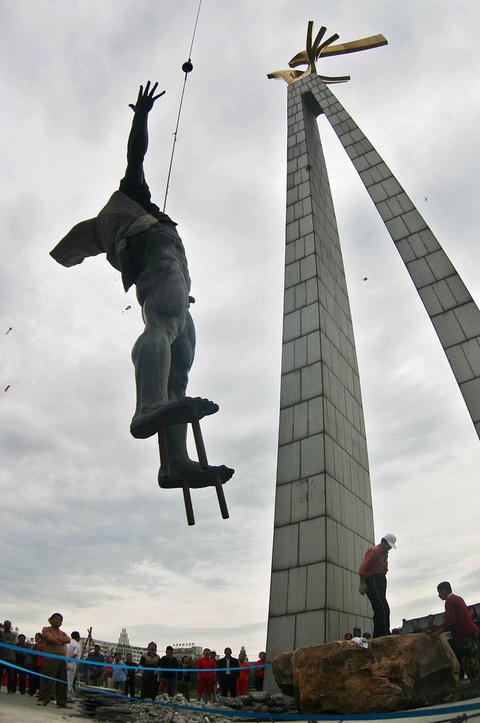 2006年6月30日,长春文化广场,新的男人体雕塑 董竞琦/cfp