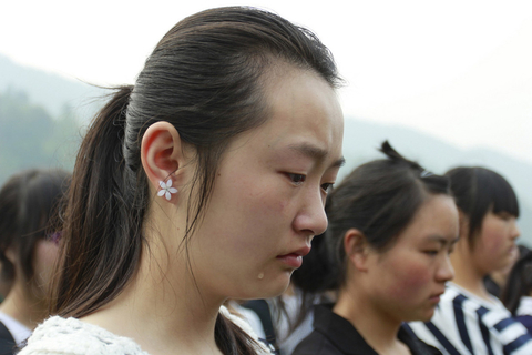 4月27日，四川省雅安市芦山中学举行悼念仪式，师生集体为在地震中逝去的同胞默哀。   周强/东方IC