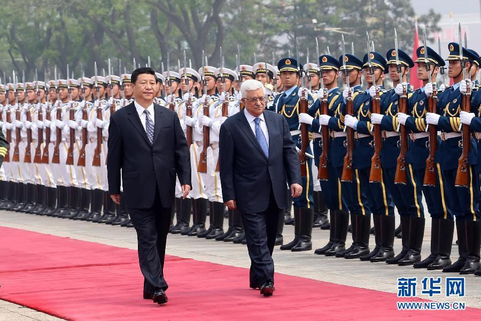 5月5日，应国家主席习近平邀请，巴勒斯坦国总统阿巴斯抵达北京，开始对中国进行国事访问。访华期间，中国领导人将同他会谈、会见，双方将就双边关系、巴勒斯坦问题以及共同关心的其他国际和地区问题交换意见。图为5月6日，国家主席习近平在北京人民大会堂东门外广场为阿巴斯举行欢迎仪式。  刘卫兵/新华社