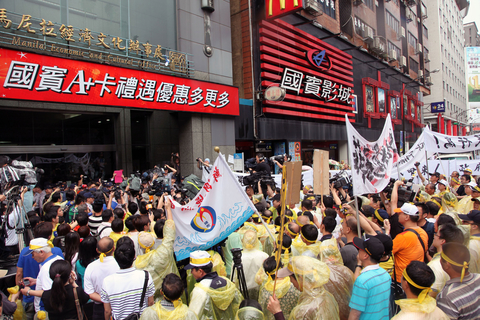 2013年5月13日，台湾渔业总会数百名渔民到菲律宾在台办事机构前砸鸡蛋、焚烧菲律宾国旗表示不满，要求菲律宾交出惨案制造者。5月9日，台湾渔民洪石成遭菲律宾射杀。