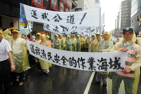 2013年5月13日，台湾渔业总会数百名渔民到菲律宾在台办事机构前砸鸡蛋、焚烧菲律宾国旗表示不满，要求菲律宾交出惨案制造者。5月9日，台湾渔民洪石成遭菲律宾射杀。