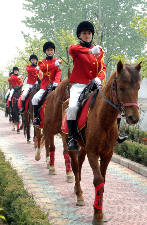 2005年4月20日,江苏盱眙,靓丽的女子骑警队. 焦点/cfp