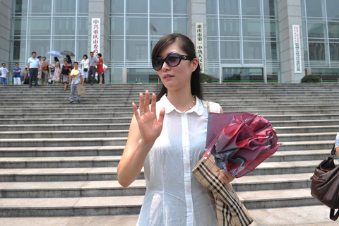 雷政富受贿案开审 误传为赵红霞的女子现身