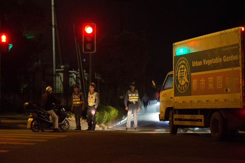 2013年6月22日17时许，上海一私营化工厂员工、62岁的范某因工厂经济纠纷与同事发生矛盾，持械将同事张某击打致死。范某在乘车逃往浦东周浦地区途中用猎枪将驾驶员卞某杀害。在某部队营房门口，范某用猎枪杀害了一名哨兵，抢得枪支后返回化工厂。范某回厂后，用猎枪残杀了工厂负责人李某等3人。之后，他被正在厂区勘察现场的民警制服，涉案枪支被全部缴获。