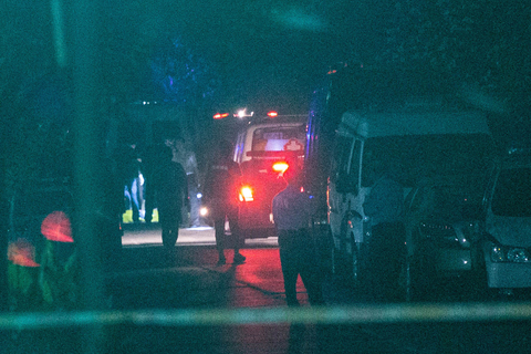 2013年6月22日17时许，上海一私营化工厂员工、62岁的范某因工厂经济纠纷与同事发生矛盾，持械将同事张某击打致死。范某在乘车逃往浦东周浦地区途中用猎枪将驾驶员卞某杀害。在某部队营房门口，范某用猎枪杀害了一名哨兵，抢得枪支后返回化工厂。范某回厂后，用猎枪残杀了工厂负责人李某等3人。之后，他被正在厂区勘察现场的民警制服，涉案枪支被全部缴获。