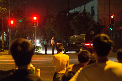 2013年6月22日17时许，上海一私营化工厂员工、62岁的范某因工厂经济纠纷与同事发生矛盾，持械将同事张某击打致死。范某在乘车逃往浦东周浦地区途中用猎枪将驾驶员卞某杀害。在某部队营房门口，范某用猎枪杀害了一名哨兵，抢得枪支后返回化工厂。范某回厂后，用猎枪残杀了工厂负责人李某等3人。之后，他被正在厂区勘察现场的民警制服，涉案枪支被全部缴获。