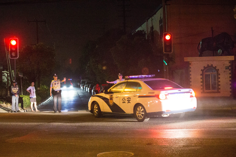 2013年6月22日17时许，上海一私营化工厂员工、62岁的范某因工厂经济纠纷与同事发生矛盾，持械将同事张某击打致死。范某在乘车逃往浦东周浦地区途中用猎枪将驾驶员卞某杀害。在某部队营房门口，范某用猎枪杀害了一名哨兵，抢得枪支后返回化工厂。范某回厂后，用猎枪残杀了工厂负责人李某等3人。之后，他被正在厂区勘察现场的民警制服，涉案枪支被全部缴获。