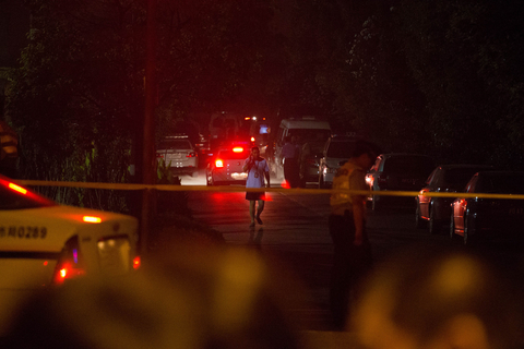 2013年6月22日17时许，上海一私营化工厂员工、62岁的范某因工厂经济纠纷与同事发生矛盾，持械将同事张某击打致死。范某在乘车逃往浦东周浦地区途中用猎枪将驾驶员卞某杀害。在某部队营房门口，范某用猎枪杀害了一名哨兵，抢得枪支后返回化工厂。范某回厂后，用猎枪残杀了工厂负责人李某等3人。之后，他被正在厂区勘察现场的民警制服，涉案枪支被全部缴获。