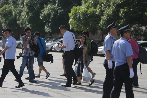 7月2日，唐慧诉永州市劳教委劳动教养行政赔偿一案在湖南省高院二审开庭，届时将有国内外50名记者旁听庭审。昨天下午，唐慧的代理律师徐利平介绍，如维持原判将不申诉，另外，对唐慧的劳教决定是否违法仍将是庭审的焦点。2006年，湖南永州发生“11岁幼女被逼卖淫案”，唐慧系受害者的妈妈，曾多次就该案上访，被称为“上访妈妈”。 litewan/CFP  