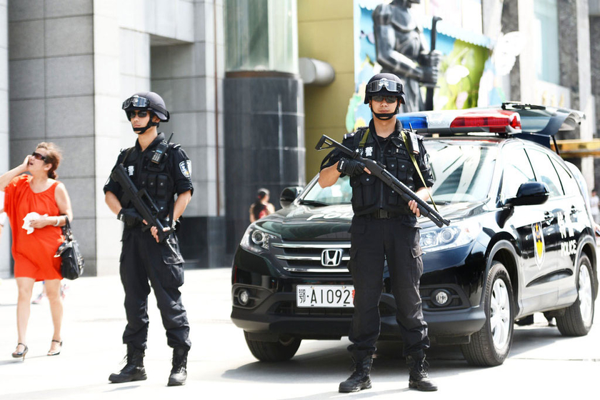 香港警察街头巡逻 1372751561360029_840_560.jpg