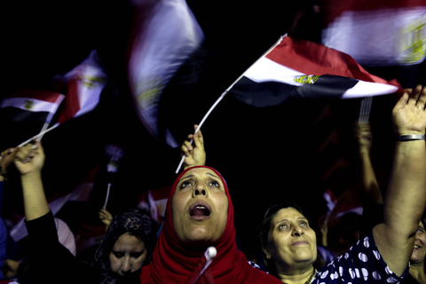 当地时间7月2日-3日，埃及民众聚集在开罗解放广场，要求总统穆尔西下台，穆尔西拒绝下台，并提议建立联合政府，以使埃及结束目前的国内危机。北京时间4号凌晨三点，埃及军方发表声明表示，总统穆尔西已经下台。  东方IC