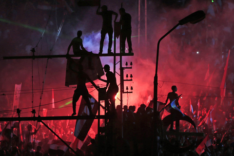 当地时间7月2日-3日，埃及民众聚集在开罗解放广场，要求总统穆尔西下台，穆尔西拒绝下台，并提议建立联合政府，以使埃及结束目前的国内危机。北京时间4号凌晨三点，埃及军方发表声明表示，总统穆尔西已经下台。  东方IC