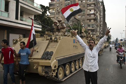 当地时间7月2日-3日，埃及民众聚集在开罗解放广场，要求总统穆尔西下台，穆尔西拒绝下台，并提议建立联合政府，以使埃及结束目前的国内危机。北京时间4号凌晨三点，埃及军方发表声明表示，总统穆尔西已经下台。  东方IC